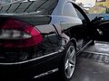 <div style='margin-bottom: 5px; font-size: 14px; color: #000000;'><div style='float: left;'><b>Mercedes-Benz</b> CLK 350</div><div style='float: right;'>12 500<div style='text-align: right; font-size: 12px; font-weight: normal;'>ЛЕВА</div></div><div style='clear: both;'></div></div><img src=//vsichkikoli.com/img/obiavi/2025-10-26/car-79221c2ca28803c0f3773b6e7ee8ff2b.jpg>