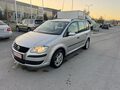 <div style='margin-bottom: 5px; font-size: 14px; color: #000000;'><div style='float: left;'><b>VW</b> Touran</div><div style='float: right;'>6 400<div style='text-align: right; font-size: 12px; font-weight: normal;'>ЛЕВА</div></div><div style='clear: both;'></div></div><img src=//vsichkikoli.com/img/obiavi/2025-10-28/car-4fdc06dbec6c756247a87032dde0c0d1.jpg>