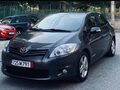 <div style='margin-bottom: 5px; font-size: 14px; color: #000000;'><div style='float: left;'><b>Toyota</b> Auris</div><div style='float: right;'>11 800<div style='text-align: right; font-size: 12px; font-weight: normal;'>ЛЕВА</div></div><div style='clear: both;'></div></div><img src=//vsichkikoli.com/img/obiavi/2025-10-31/car-5eb46b379dfd62460ec1e8e6cbbdb55b.jpg>